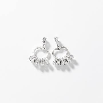 HERZ-OHRRINGE MIT LEUCHTENDEN FÄCHERN AUS RHODINIERTEM METALL vampyy.shop