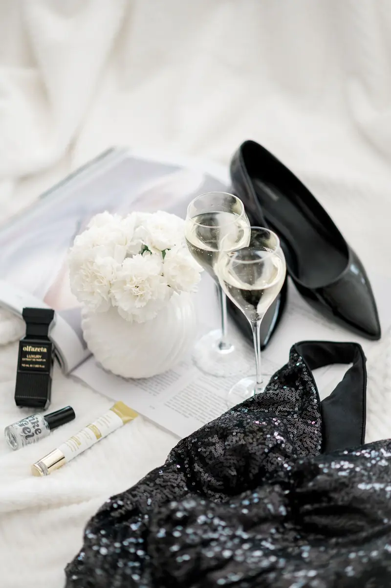 Schwarzes Parfum mit Champagner und Pailletten