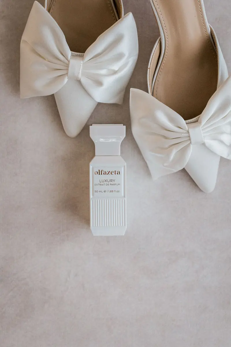 Weiße Schleifenschuhe mit Parfum