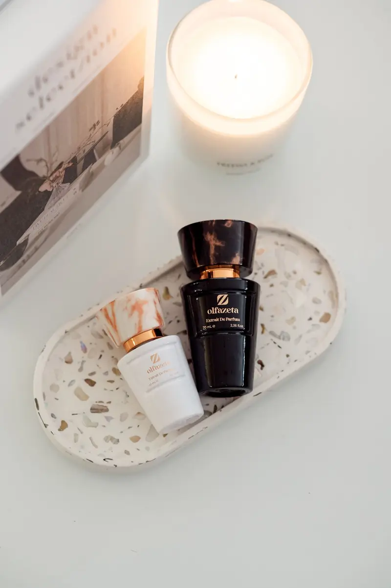 Parfums auf Tablett mit Kerze