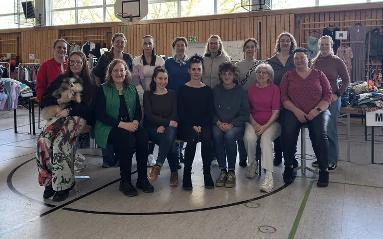 Das Team des Erwachsenenbasars Aiterhofen in der Turnhalle